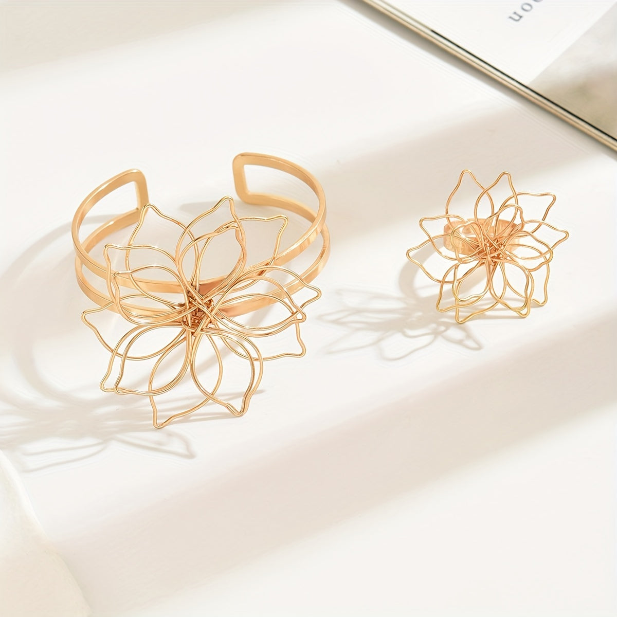 Ensemble 2 Bijoux Fleur Vintage Ajoures Femme - Dore ou Argente, Style Elegant, Toutes Occasions