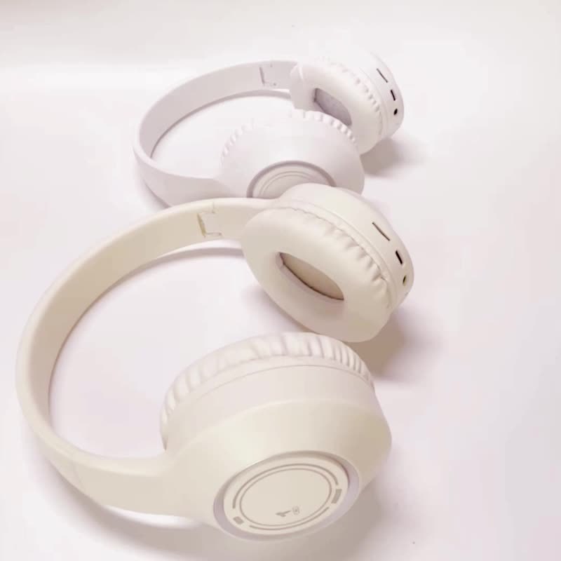 Casque Sans Fil Supra-Auriculaire Pliable – Micro Intégré, Batterie 150mAh & USB-C | Thème Anime & Film | Noir & Beige