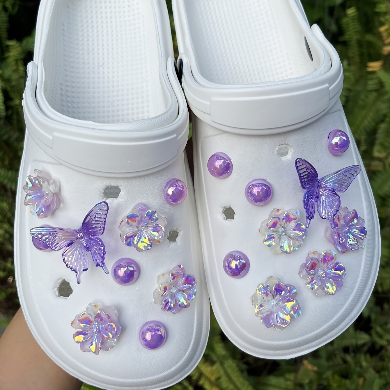 Lot de 18 Breloques Chaussures Violettes – Motifs Fleurs & Papillons 🦋💜
