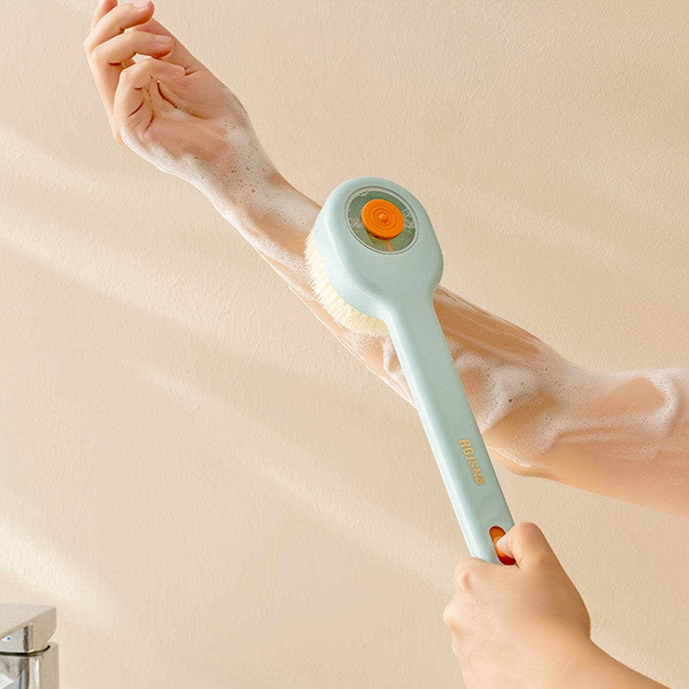 Brosse de bain long manche nylon - Frotter le dos + boule exfoliante incluse, 3 coloris