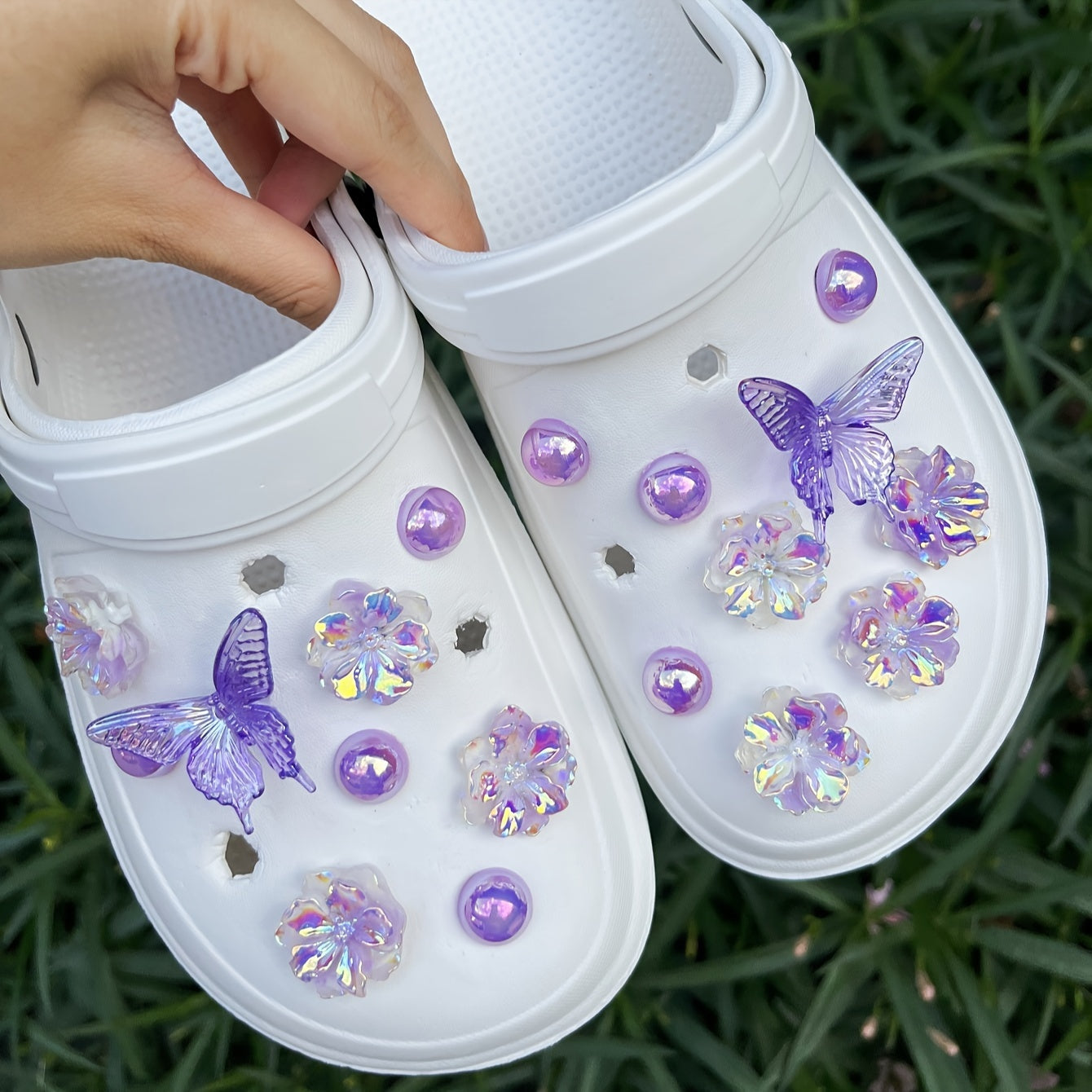 Lot de 18 Breloques Chaussures Violettes – Motifs Fleurs & Papillons 🦋💜