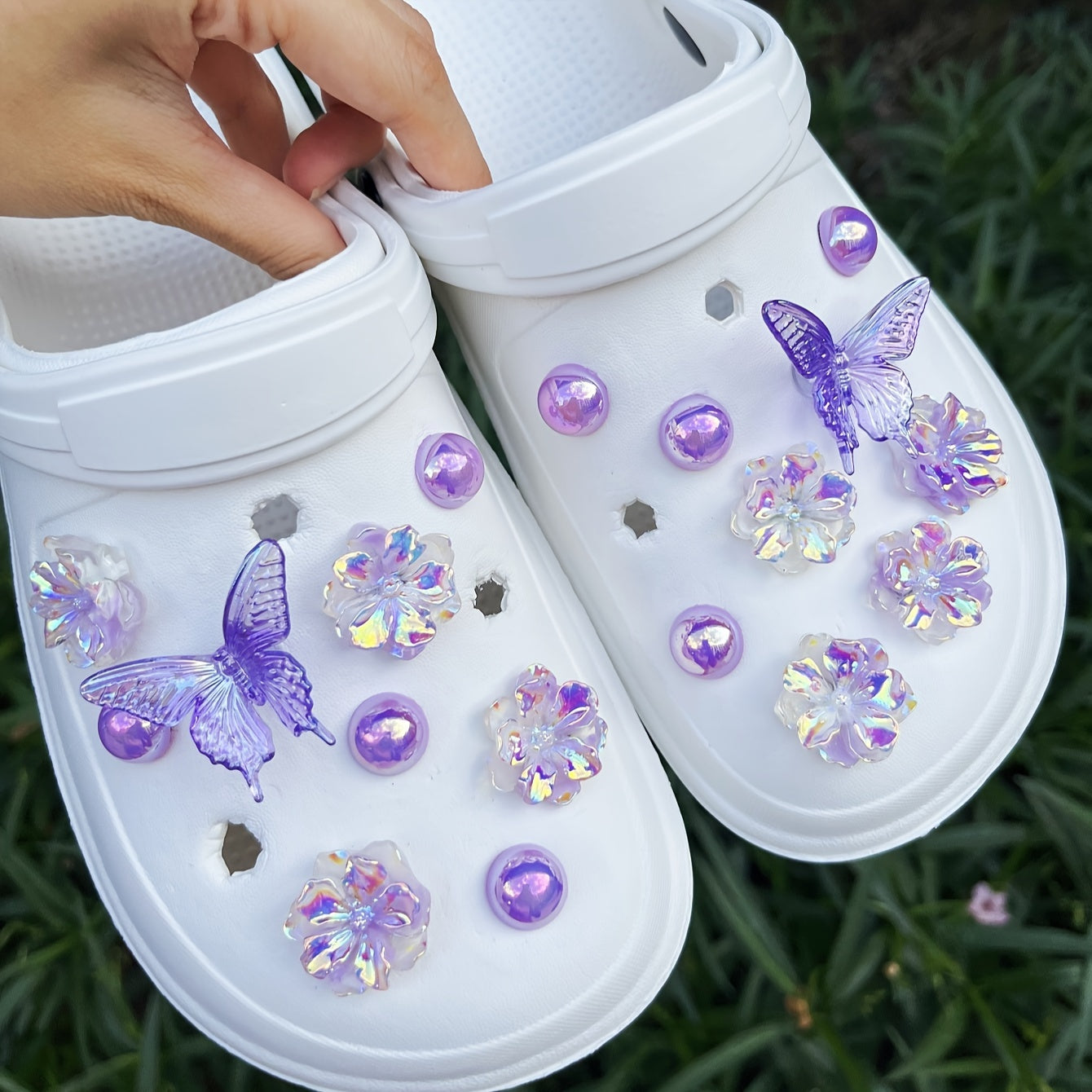 Lot de 18 Breloques Chaussures Violettes – Motifs Fleurs & Papillons 🦋💜