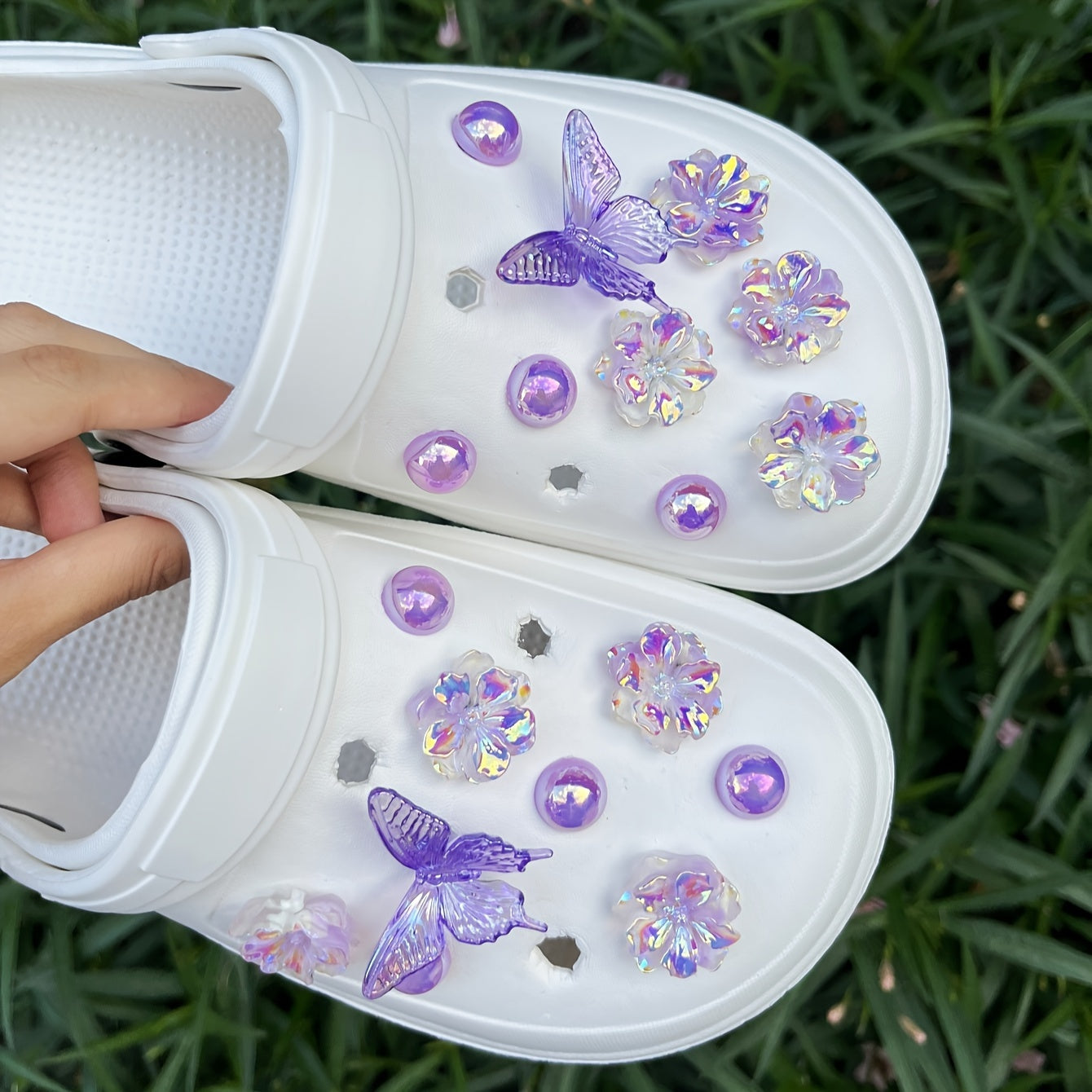 Lot de 18 Breloques Chaussures Violettes – Motifs Fleurs & Papillons 🦋💜