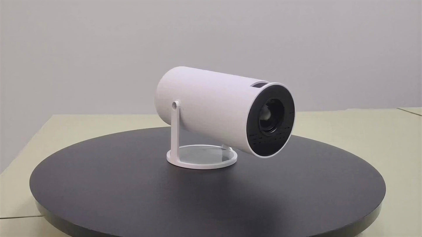 Mini projecteur Full HD 1080p en blanc, monté sur un support circulaire noir, avec lentille visible à l'avant.